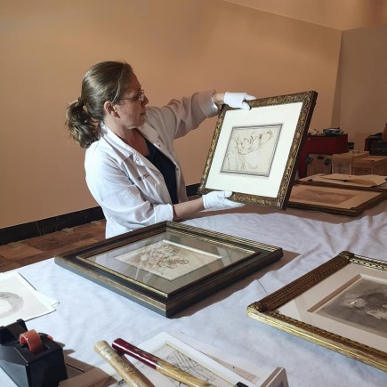 Nerea Díez de Pinos durante las labores de montaje de la exposición.