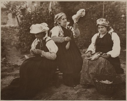 Mujeres ansotanas, 1915-1928. Eduardo Cativiela. Foto: José Garrido. Museo de Zaragoza.